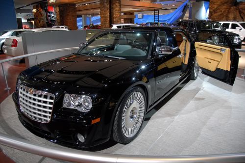 Detroit 2008: Chrysler 300C Hollywood Limo Showcased